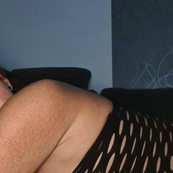 Hübsche Luder nackt vor der Erotik Webcam